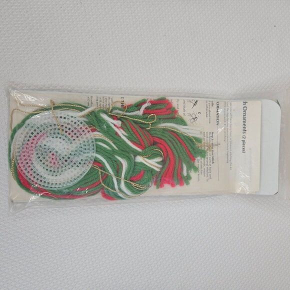 Vintage Caron Christmas Wreath Ornaments Needlepoint Kit 2 Pack 3" Diameter - Picture 3 of 3